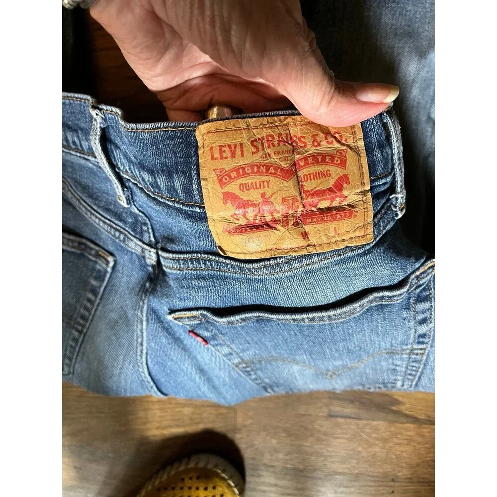 Men’s 505 Levi’s Denim BlueJeans Sz 32 x 30 Medium Wash Distressed